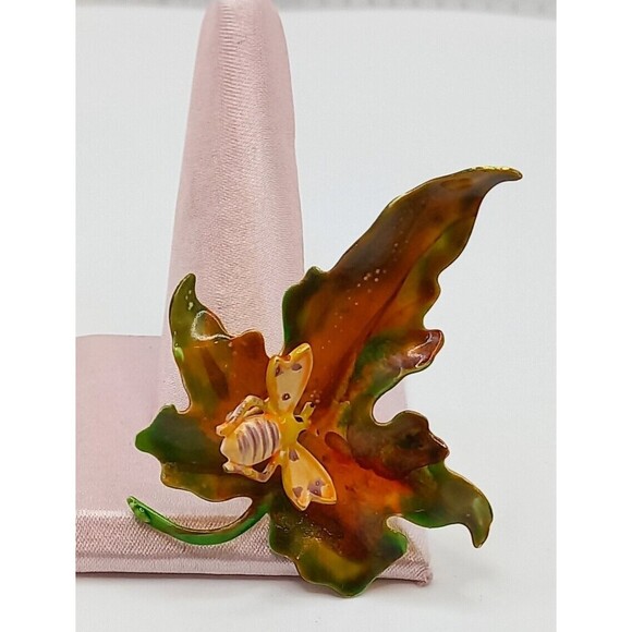 Vintage Hattie Carnegie Enameled Bumble Bee Maple Leaf Brooch - Picture 2 of 7